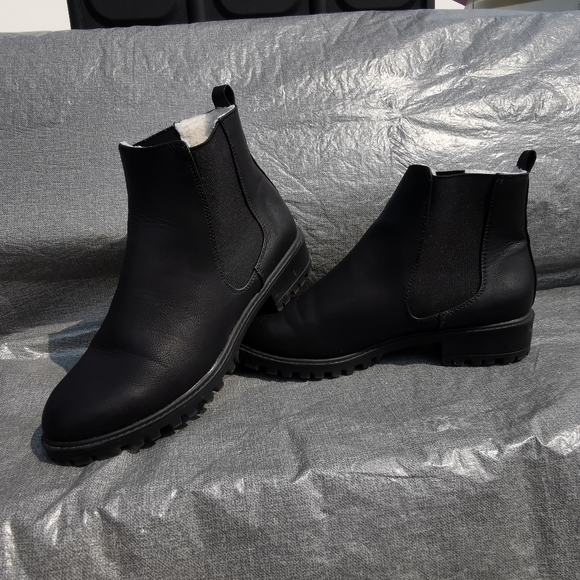 DLG black slip on boots US size 10 elastics side black outer white inside - Picture 6 of 11